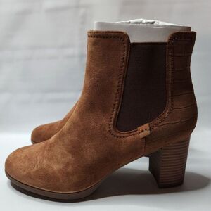 Clarks Bayla Rose Tan Suede Ankle Boots – Women’s 10M